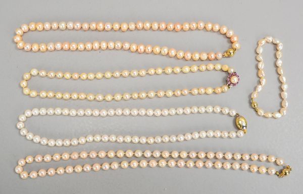 Perlenschmuck-Konvolut, mit Goldschließe, 5 Teile: 4x Halsketten/1 Armband