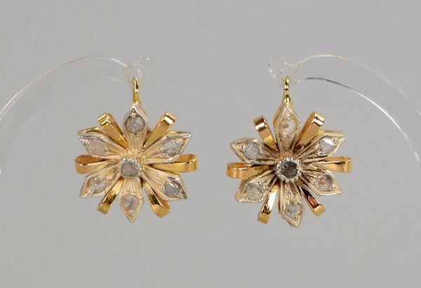 Paar Ohrhänger, 12 kt Gold/Silber, Blütenform, mit Diamantrosen; Ø 20 mm