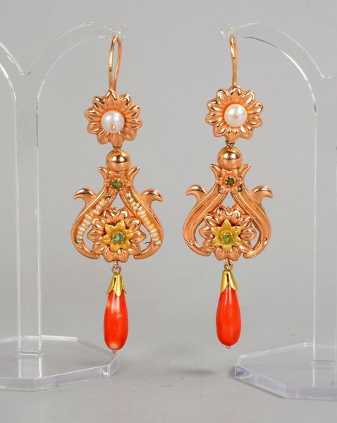 Paar Ohrhänger, 12 kt Gold, florale Gestaltung, Perlen, Smaragde, Koralle