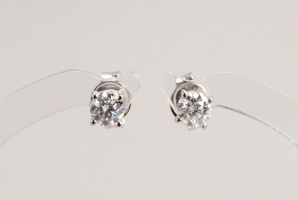Paar Ohrstecker, 750 GG (gest.), mit Brillant/zus. ca. 0,50 ct; Gewicht 1,08 g