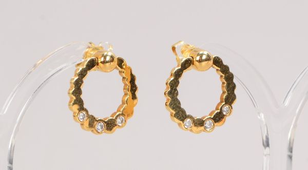 Paar Ohrstecker, 585 GG (gestempelt), jeweils besetzt mit 3x kleinen Brillanten; Durchmesser Ø 18 mm