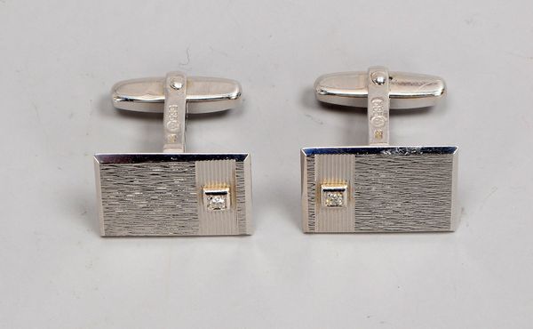 Paar Manschettenknöpfe, 585 GG (gest.), profilierte Platte/strukturiert, mit Diamant