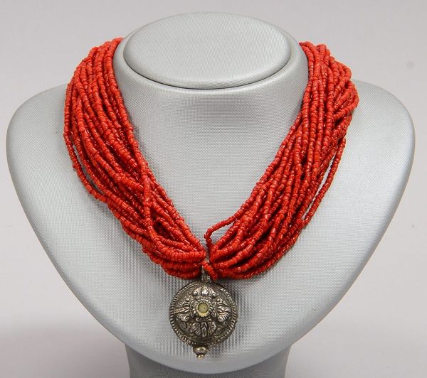 Ethnoschmuck, Collier mit Korallenbesatz, 22-strängig, mit Silber-Anhänger