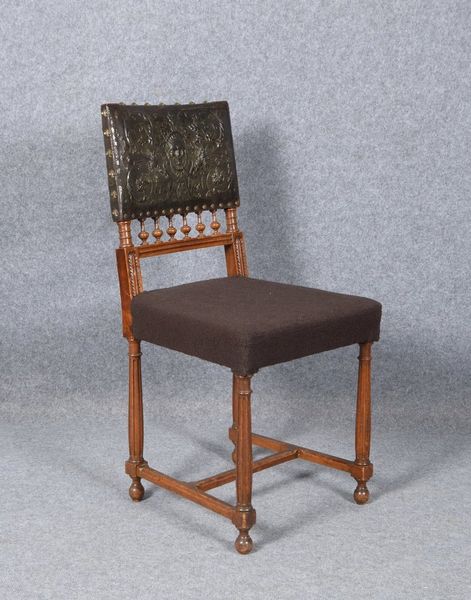 Stuhl, Mahagoni-Rahmen, teils gedrechselt/teils geschnitzt, Rückenlehne gepr. Leder