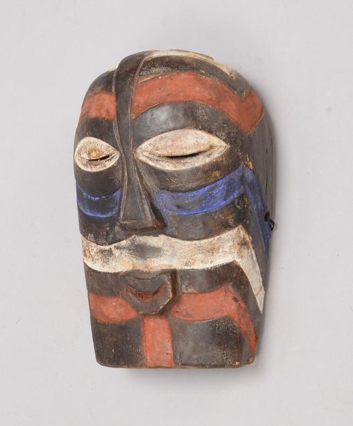 Ritualmaske (Kamerun), stilisierter 'Kopf', mehrfarbig gefasst (weiß, rot und blau)