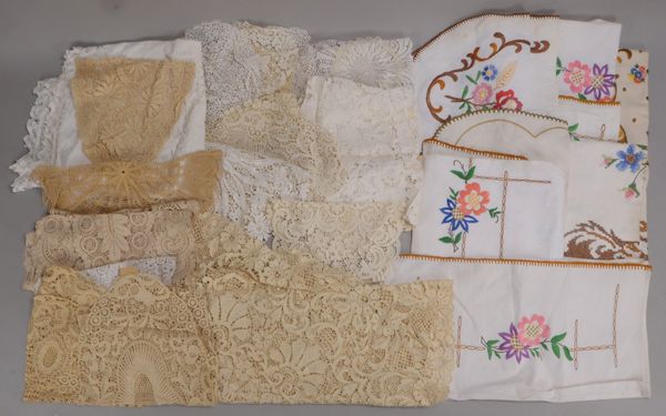 Tisch-/Platzdecken, Spitze (bestickt/geklöppelt, u.a.), versch. Ausf./Formate