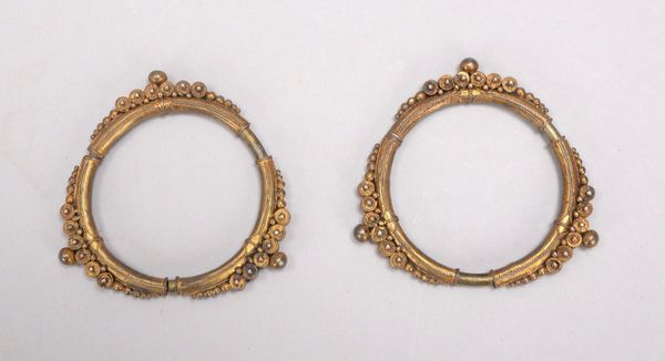Paar Armreifen (Sumatra), alt, Bronze(?), mit ornament. Verzierung