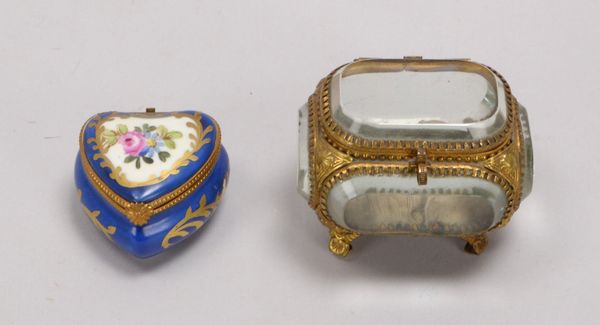 Glas-Deckelkästchen, fac., Innenpolsterung; und Limoges-Deckeldöschen