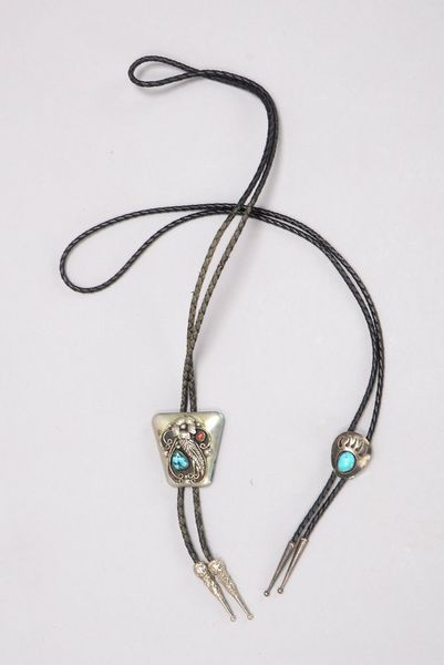 2 original Westernkrawatten (Texas/USA), 'Bolo Ties' - geflochtenes Lederband jeweils mit Schmuckste