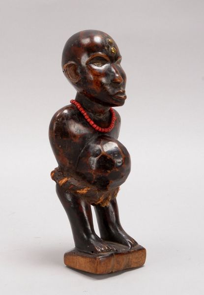 Holzskulptur (Kamerun), 'Mann mit markantem Bauch' - mit Hals-/Stirnschmuck