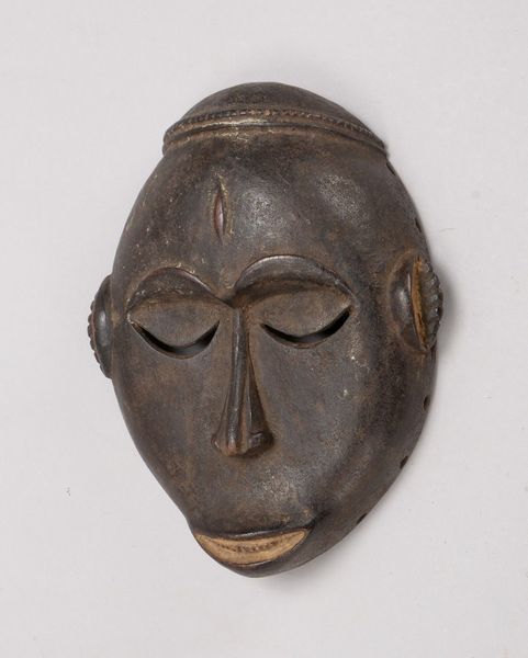 Ritualmaske (Benin), stilisierter 'Kopf', teils weiß gefasst; Höhe 23 cm