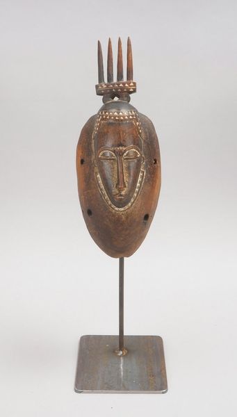 Ritualmaske (Baule, Afrika), Holz, auf Metallstand; Höhe 53 cm