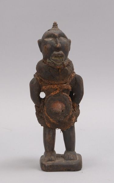 Holzfigur (Benin/Afrika), 'Träger mit Rucksack', mit Rattan-Applikationen