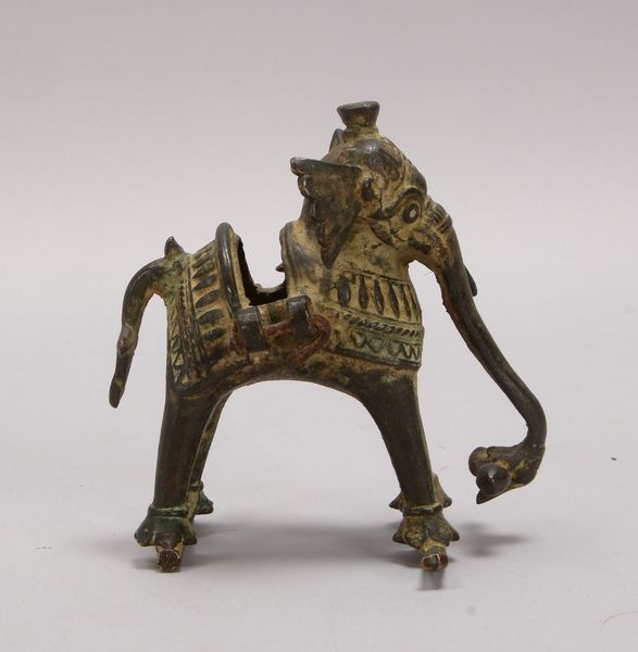 Bronzefigur (China), 'Elefant', teils ornamental reliefiert, Rückenöffnung ohne Deckel