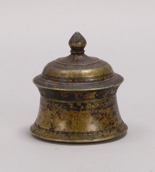 Deckeldose/Kosmetikbehälter (Indien), Bronze, ornament. Ziselierung; Höhe 9 cm
