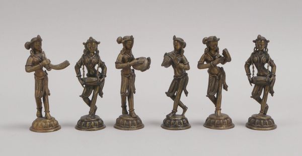 Kl. Figurenensemble (Indien), Bronze, 6x 'Musiker', Figuren auf Holzstand