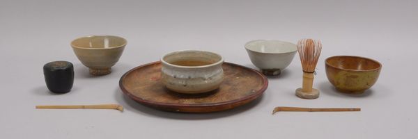 Teeset (Japan - zur zeremoniellen Verwendung), umfassend: 4x Chawan und 2x Bambus-Chashaka, 1 Chasen