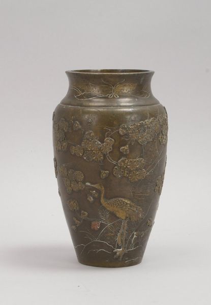 Bronzevase (Japan), mit Reliefdekor, 'Reiher in Landschaft'; Höhe 24 cm