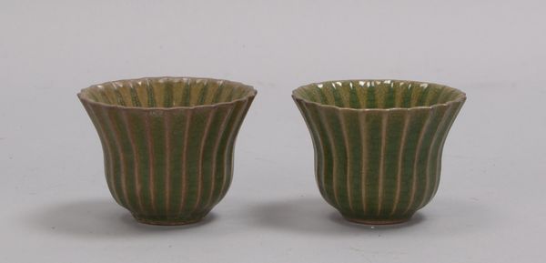 Paar Teetassen (China), Keramik, Glasur in Spinatgrün; Höhe 5,5 cm, Ø 7,5 cm