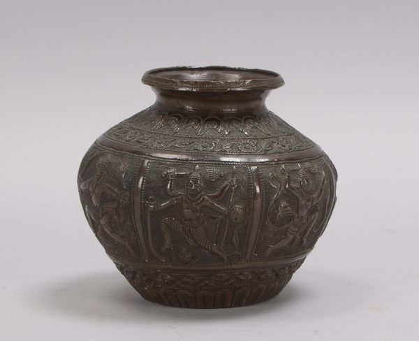 Bronzevase (Indien), Korpus umlaufend mit buddhistischen Szenen; Höhe 12 cm