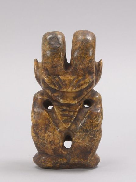 Jadeschnitzerei (China), abstrakte Figurendarstellung/'Gehörntes Wesen', Figur mit 2x Bohrungen für