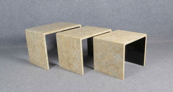 Dreisatz-Tisch (Vietnam), Oberfläche mit Eierschalenbesatz, unterseitig Klavierlack in Schwarz
