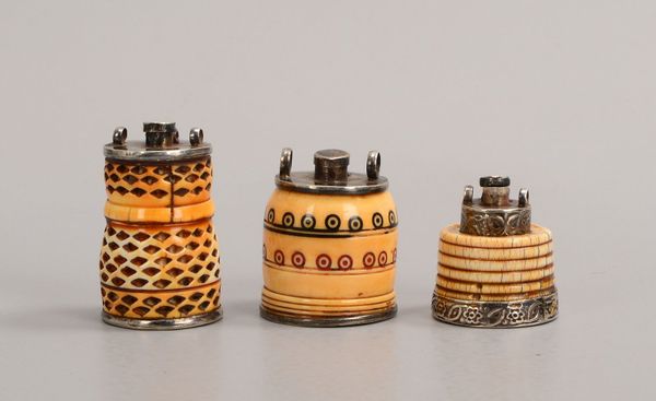 Kl. Behältnis-Konvolut (wohl China/Netsuke-Art), 3-tlg.: Bein-Gefäße/Silbermontur