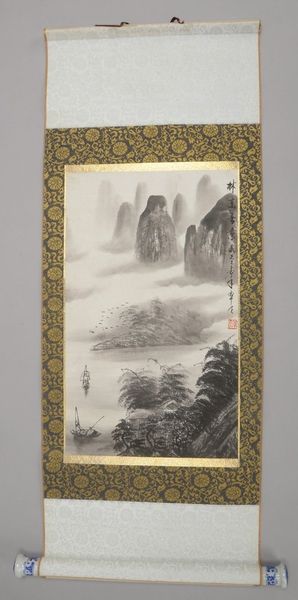 Rollbild (China), 'Felsenlandschaft mit Booten', Tusche auf Papier/Seidenstoff, sign./gest.