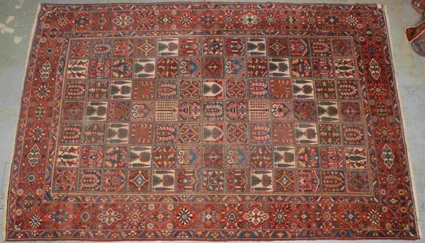 Bakhtiari, mit Feldermuster, ringsum komplett - im Überformat!; Maße 487 x 320 cm