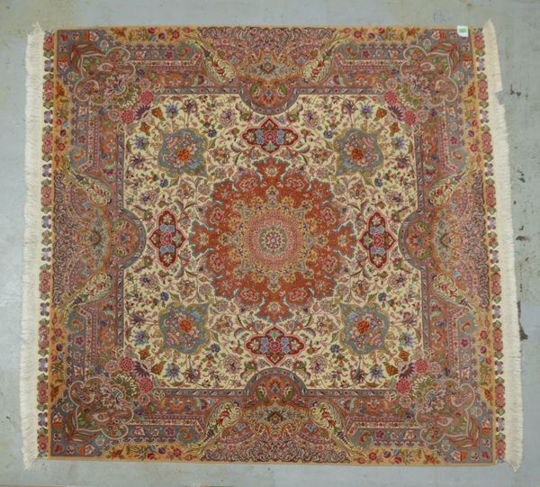 Täbriz (Iran), mit Seidenanteilen, feine Kn., hellgrundig, komplett - fast quadrat.
