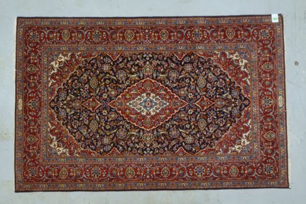 Keshan, mittelfeine Knüpfung, signiert, Flor in gutem Zustand; Maße 215 x 139 cm