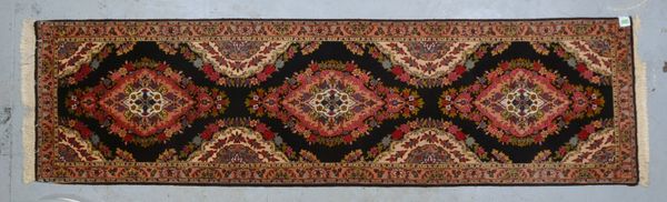 Orientgalerie, mittelfeine Knüpfung, Flor in gutem Zustand; Maße 310 x 85 cm