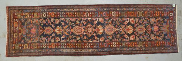 Bakhtiari-Galerie, älter, grobe Kn.; Maße 355 x 105 cm (mit kl. Gebrauchsspuren)