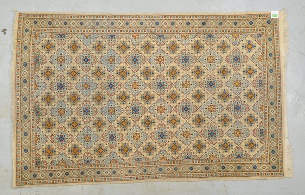 Orientbrücke, feste Knüpfung, insges. gleichm. Flor, guter Zustand; Maße 194 x 124 cm