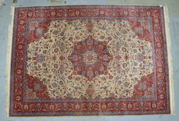 Täbriz-Orientteppich, mittelf. bis feine Kn., Vasenmotive, Flor in gutem Zustand