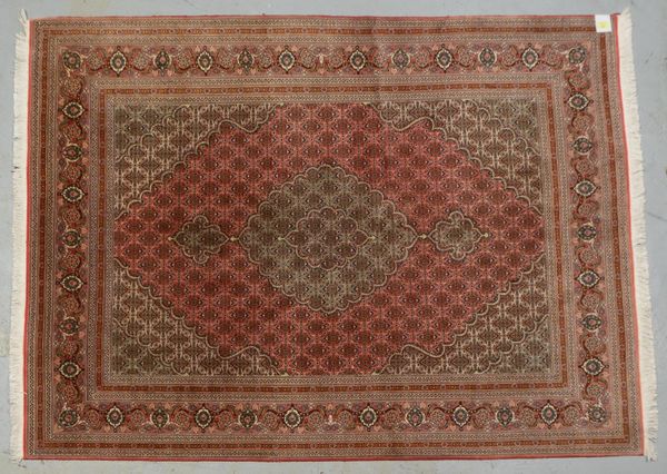 Täbriz, mit Seidenanteilen, feine/mittelfeine Knüpfung, gleichmäßiger Flor