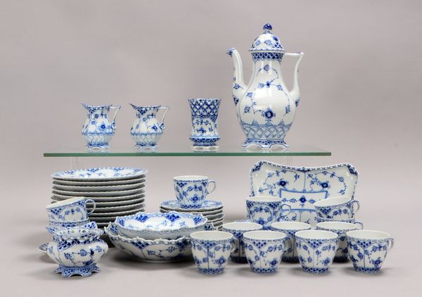 Royal Copenhagen, Kaffeeservice, 'Musselmalet', Vollspitze, für 12 Pers., div. Teile
