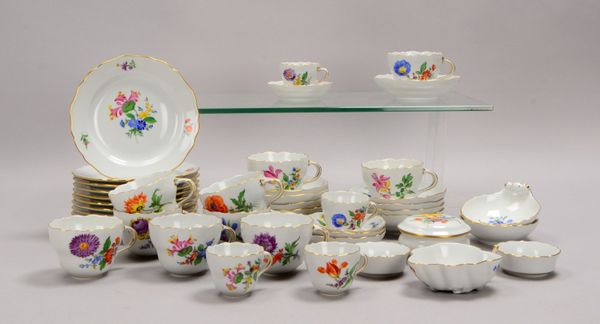 Meissen, Restservice, Form 'Großer Ausschnitt', Dekor 'Deutsche Blume', div. Teile