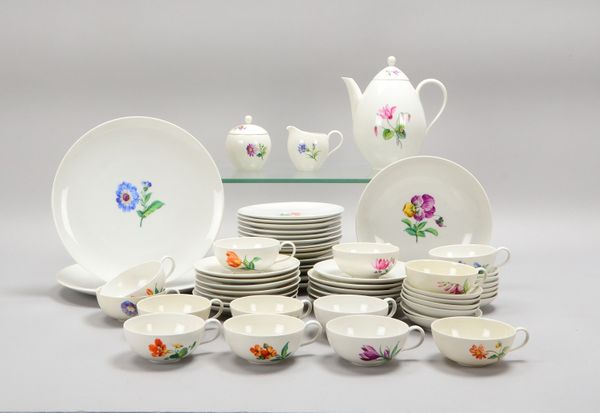 KPM, Teeservice, 'Urbino', handgemaltes Blumendekor, für 13 Pers., 58-tlg., div. Teile