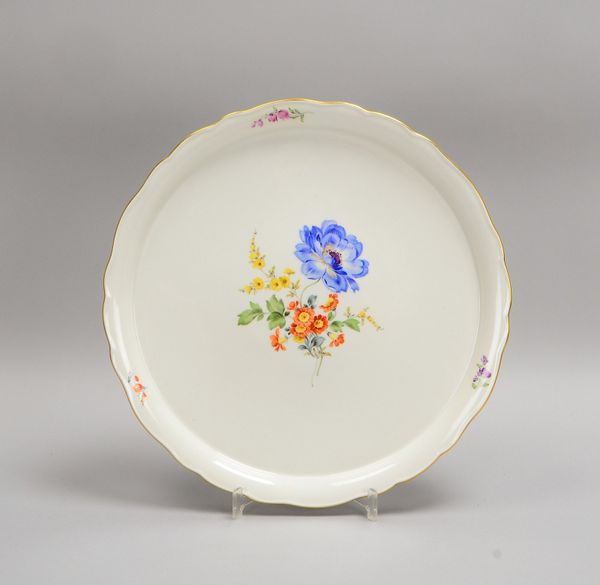 Meissen, Kuchenplatte, gewellte Fahne, handgemaltes Blumendekor, Goldrand; Ø 40 cm