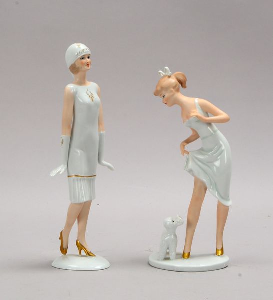 Wallendorf/Thüringen, 2 Porz.-Figuren, 'Tänzerin'/'Dame mit Pudel'; Höhe 26 cm und 24 cm