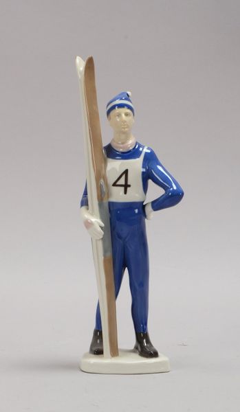 Graefenthal, Porzellanfigur, 'Skiläufer mit Paar Skiern', Modellnr. '11204'; Höhe 28 cm