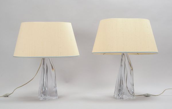 Daum, 2x Tischleuchten, je 1-fl., schwerer Klarglas-Fuß, sign., Lampen mit Schirm