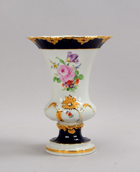 Meissen, Porzellanvase, 'B-Form', Entw.: E.A. Leuteritz, mit Dekor und Rocaillen/verg.