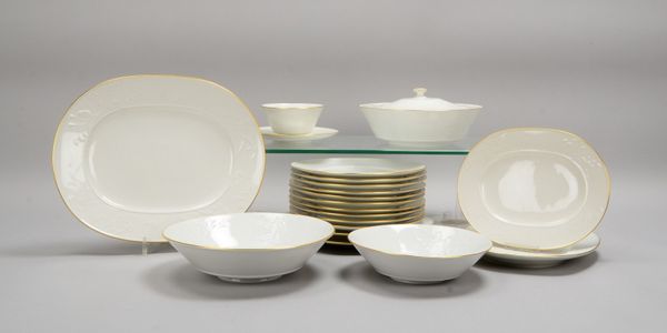 KPM, Speiseservice, flor. Reliefdekor ('Feldblume'), mit Goldrand, für 10 Pers.