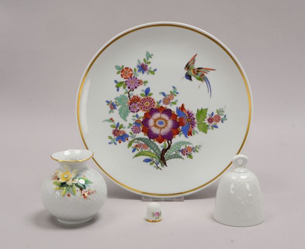 Meissen, kl. Porzellankonvolut, 4 Teile: Wandteller, Vase, Tischglocke, und Fingerhut