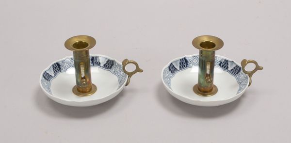 Meissen, Paar Handleuchter, Messingschaft, mit Schieber, auf Porzellanschale