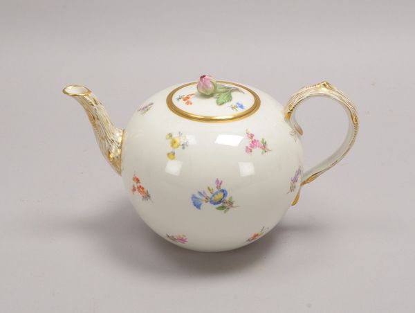 Meissen (Knaufzeit), Teekanne, Dekor 'Streublümchen', mit Goldrand; Höhe 14,5 cm