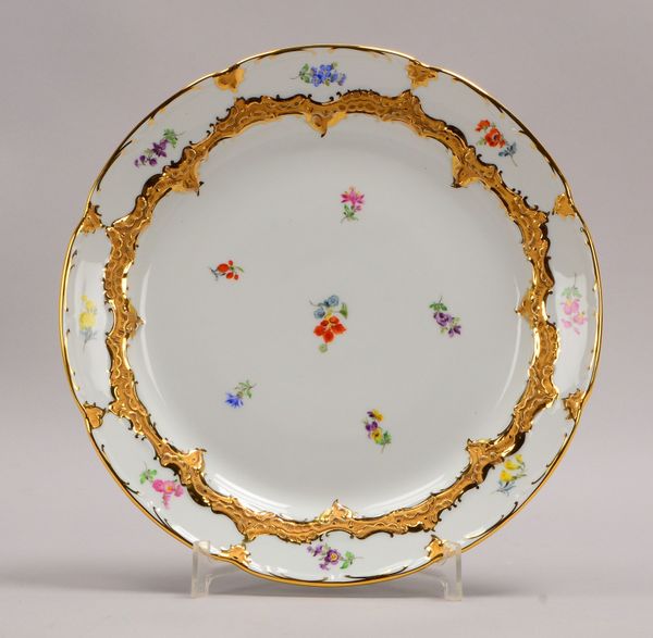 Meissen, Porz.-Teller, 'B-Form', Entw.: E.A. Leuteritz, 'Streublümchen', Rocaillen/verg.