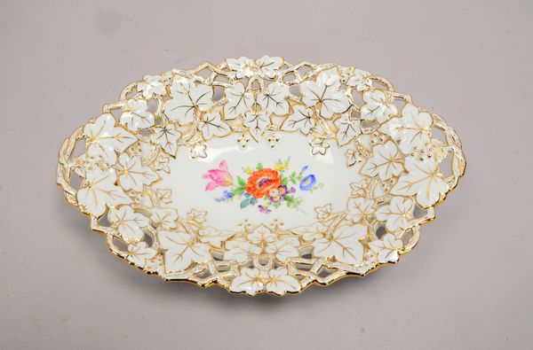 Meissen, Porzellanschale, ovale Form, floral durchbr. Rand, Dekor 'Blumenbouquet'